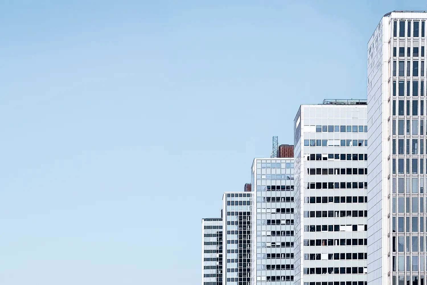Byggnad med blå himmel i bakgrund